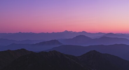 Obraz premium Serene mountain landscape at sunset with purple hues 