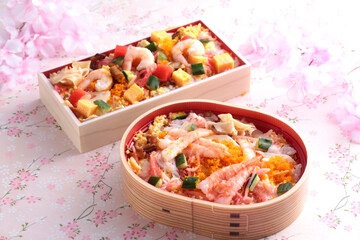 色あざやかな日本の伝統料理のちらし寿司