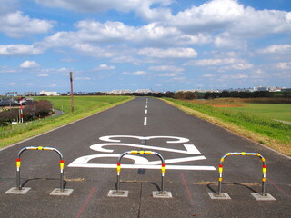 海から23キロメートル地点の秋の江戸川土手のサイクリング道路風景