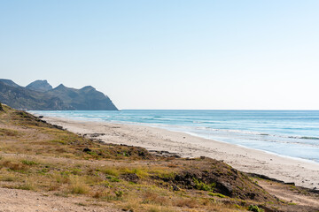 Wei&szlig;er Sandstrand und t&uuml;rkisfarbenes Meer in Salalah, Oman