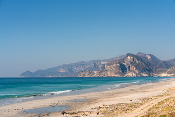 Weißer Sandstrand und türkisfarbenes Meer in Salalah, Oman