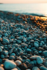 Obraz premium Pebbles along the shore at sunset