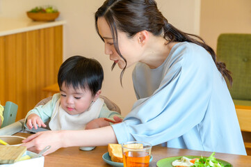 ご飯を食べさせる日本人の母親
