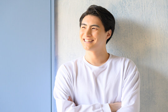 日差しを浴びて微笑む日本人男性