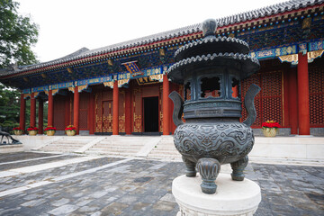 In front of a prominent building, there stands an intricate statue of a beautiful lantern, serving as a lovely focal point for visitors