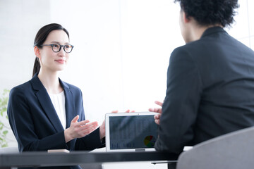 転職やキャリアカウンセリング、コーチングなどの会話をする、面談や面接のビジネスイメージ