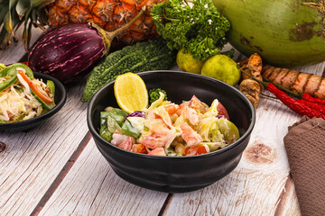 Salad with prawn and vegetables