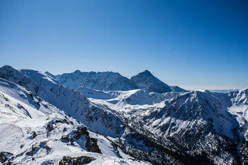 Naklejka premium Wysokie Tatry w pogodny dzień