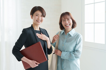 プランナーとシニア女性の客