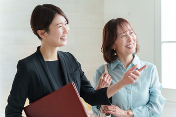 プランナーとシニア女性の客