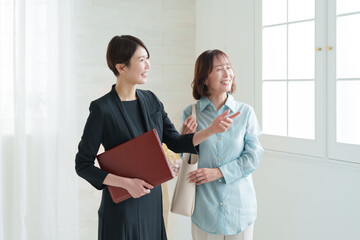 プランナーとシニア女性の客
