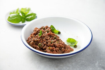 Venison steak tartare with capers