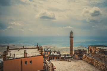 Mardin, Ulu Mosque (Ulu Mosque). The historic Ulu Mosque in Mardin, Turkey, with its white clouds and unique wide-angle view of the Mesopotamian Plain.