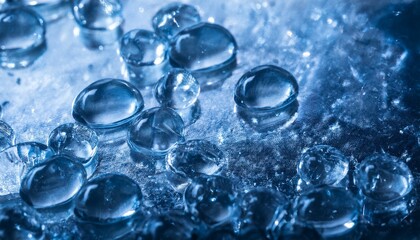 Bleu froid, gouttes d'eau, fond abstrait bleu