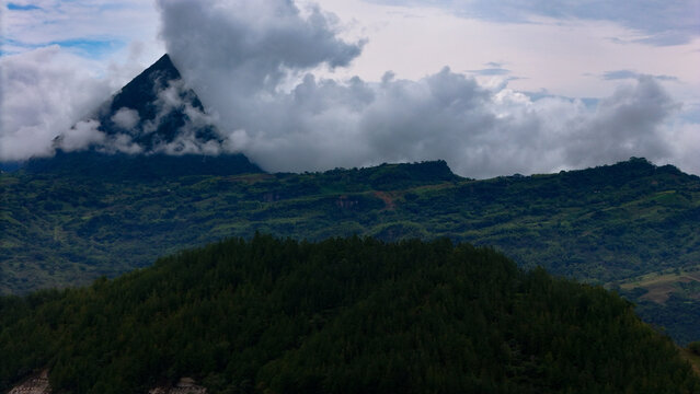 Foto a&eacute;rea tomada con drone desde  la nueva v&iacute;a llamada  "Conexi&oacute;n Pac&iacute;fico 1". La fotograf&iacute;a muestra el cerro "Tusa", una pir&aacute;mide natural  ubicada en el municipio de Venecia, Antioquia, Colombia.