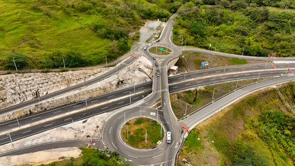 Foto aérea tomada con drone sobre la nueva vía que pertenece a la "Conexión Pacífico 1" unidad Funcional 2 en  las zonas rurales de los municipios de Amagá y Titiribí, Antioquia, Colombia.