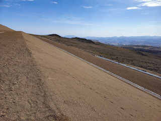Clay and geosynthetic cover in sanitary and mining landfills