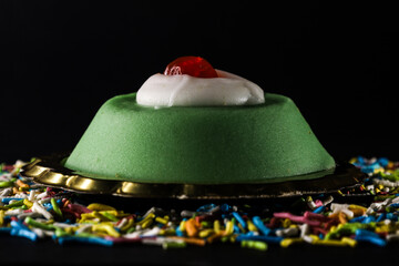 Cassatina Siciliana Decorata con Zuccherini Colorati su Sfondo Nero &ndash; Dolce.