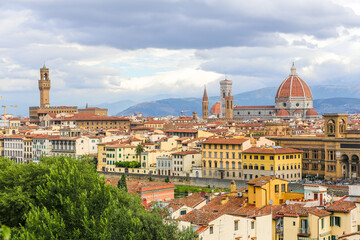 Obraz premium A Florence Firenze city in Italy Toscana view with a river running through it
