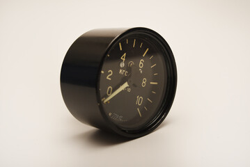 A pressure measuring device. Pressure gauge.