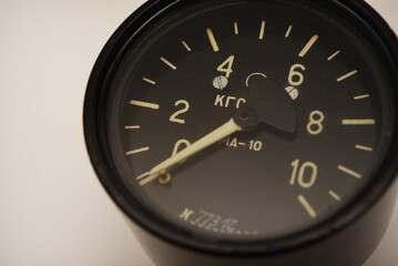 A pressure measuring device. Pressure gauge.