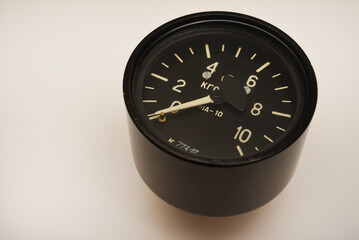 A pressure measuring device. Pressure gauge.