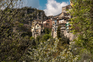 Obraz premium Mountain Village Serenity: Stunning View of Saorge Nestled in the Hills of Southern France Under a Clear Blue Sky