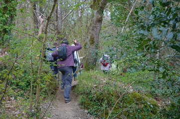 Groupe de randonneurs dans la campagne en Bretagne