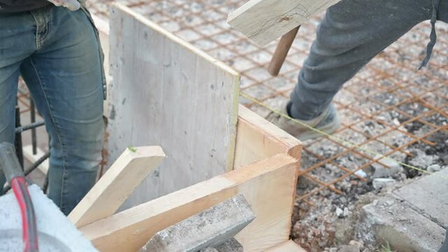 carpentieri al lavoro in un cantiere edile