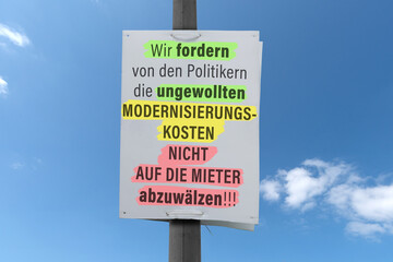 Plakat mit der Devise; 