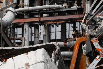 Ein massives Gebäude im Rückbau – freigelegte Rohre, zerborstene Wände und abgesperrtes...