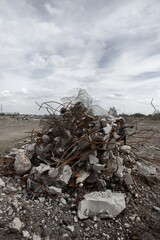Ein chaotischer Haufen aus Beton und verbogenem Stahl – rau, roh und voller Ausdruckskraft. Ein starkes Motiv für Themen wie Abriss, Struktur oder Urbanität.