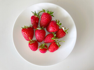 白い皿に載ったいちご