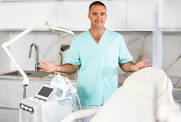 Obraz premium Beside cosmetology chair, physician standing near professional hydrogen oxygen facial machine.