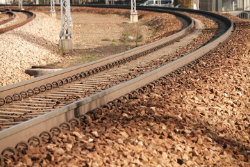 Tory kolejowe z widocznymi zwrotnicami i śrubami mocującymi © tomo81
