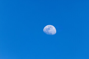 Day moon (far)