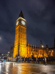 Fototapeta premium The clock tower of Big Ben is lit up at night