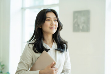 ノートパソコンを持った女性 Generative AI