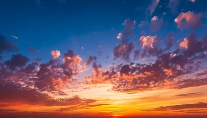 Naklejka premium Sunset Sky Background in the Evening with Dramatic Dusk Clouds and Colorful Pink, Orange Sun