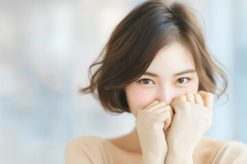 照れ笑いが魅力的なショートヘアの女性