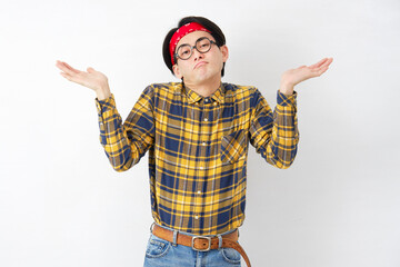 アキバ系の男性　ギブアップのジェスチャー　白背景　カメラ目線