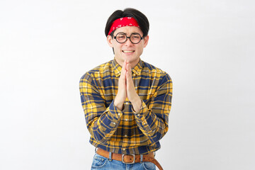 アキバ系の男性　合掌して祈る　白背景