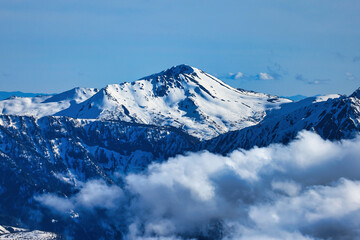 冠雪の北アルプスの黒部五郎岳