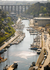 Naklejka premium Ville portuaire en vue arienne verticale avec son Viaduc, Morlaix en Bretagne dans le Finistere