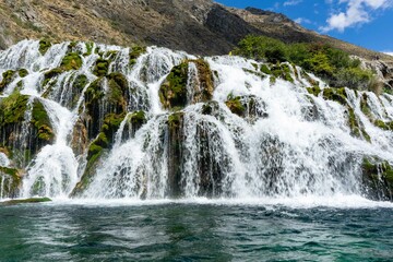 Impresionante cascada natural en Huancaya, Perú, rodeada de vegetación y montañas andinas © Alexander
