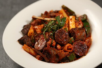 English Title: Stir-fried Korean Blood Sausage (Sundae Bokkeum)
Japanese Title: スンデポックム（炒めスンデ）
순대볶음