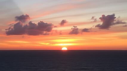 Obraz premium golden sunset view over calm ocean horizon sky