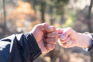 拳を合わせる二人