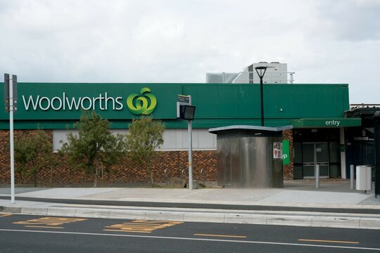 Facade of Woolworths Pt Chevalier Store &ndash; Modern Supermarket Exterior in Auckland
