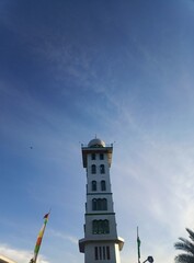 Naklejka premium White Mosque Minaret and Green Outline under Clear Blue Sky